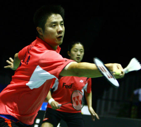 大批球迷守 大批球迷守